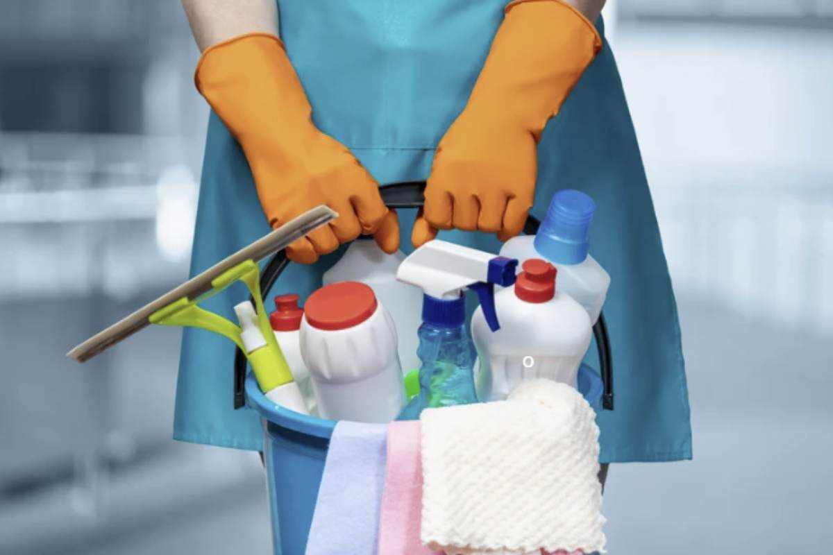 Tra i tanti usi casalinghi, uno dei più efficaci e meno conosciuti riguarda proprio la manutenzione degli strofinacci da cucina.