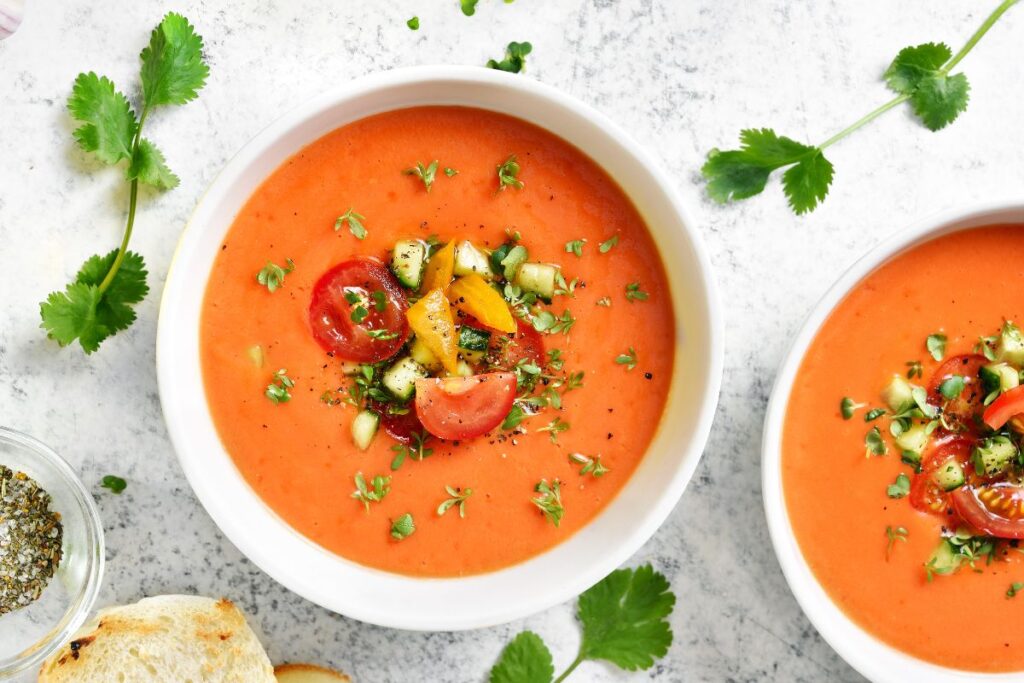Fresco gazpacho estivo ai peperoni
