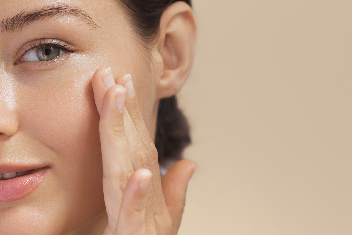 Ragazza con pelle luminosa dopo la skincare