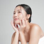 Ragazza durante la routine di cura del viso