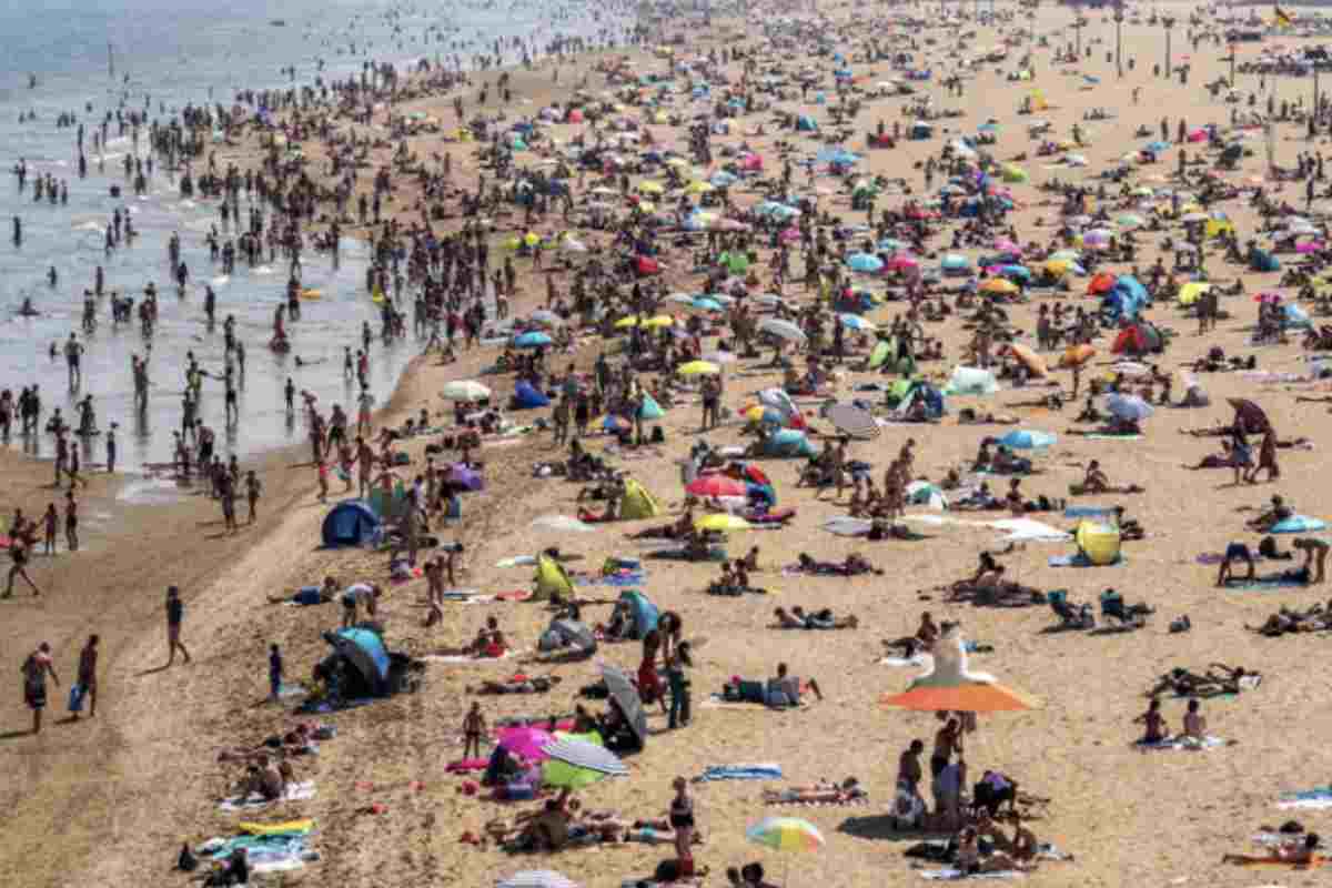 Il fenomeno dello sovraffollamento non riguarda soltanto le spiagge italiane o americane, ma investe molte destinazioni turistiche in Europa e nel mondo
