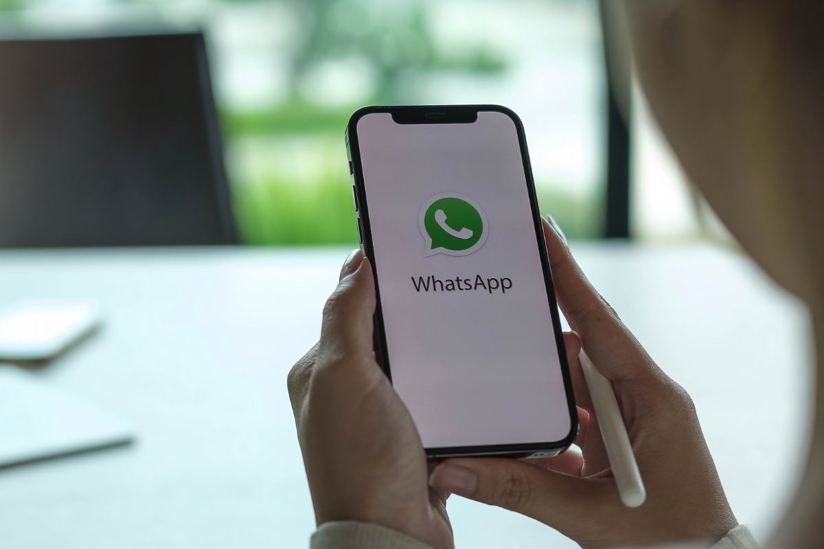 whatsapp come attivare colori