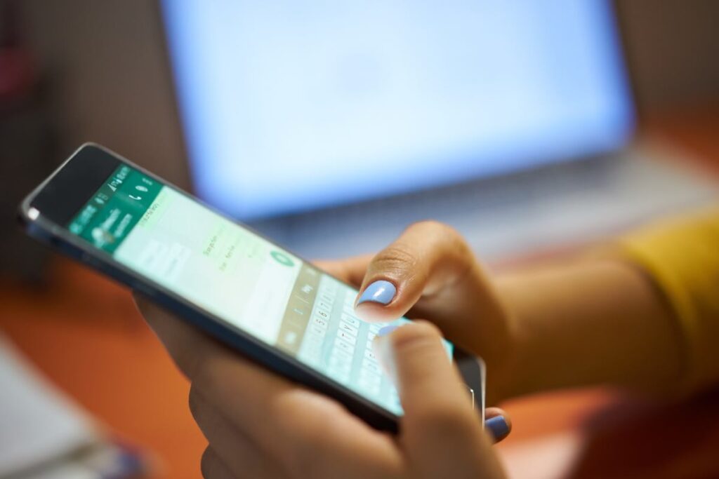 whatsapp come attivare colori
