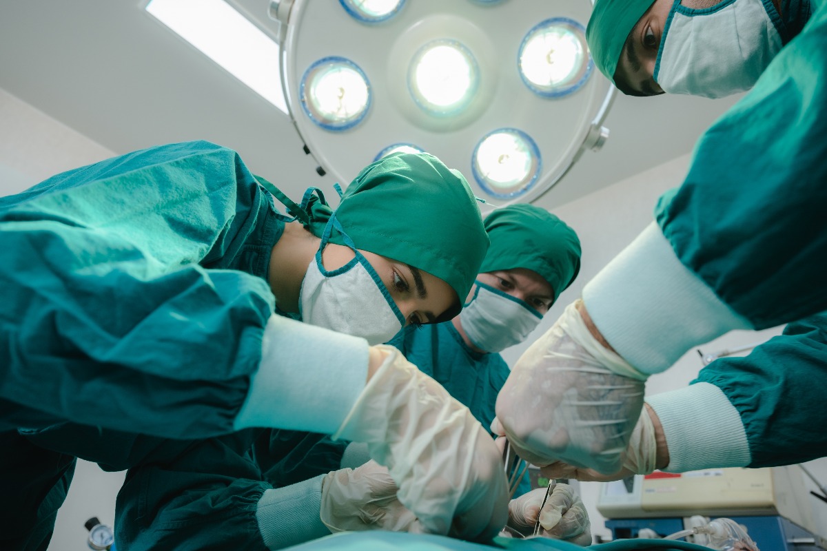 Equipe medica durante un intervento chirurgico in sala operatoria.