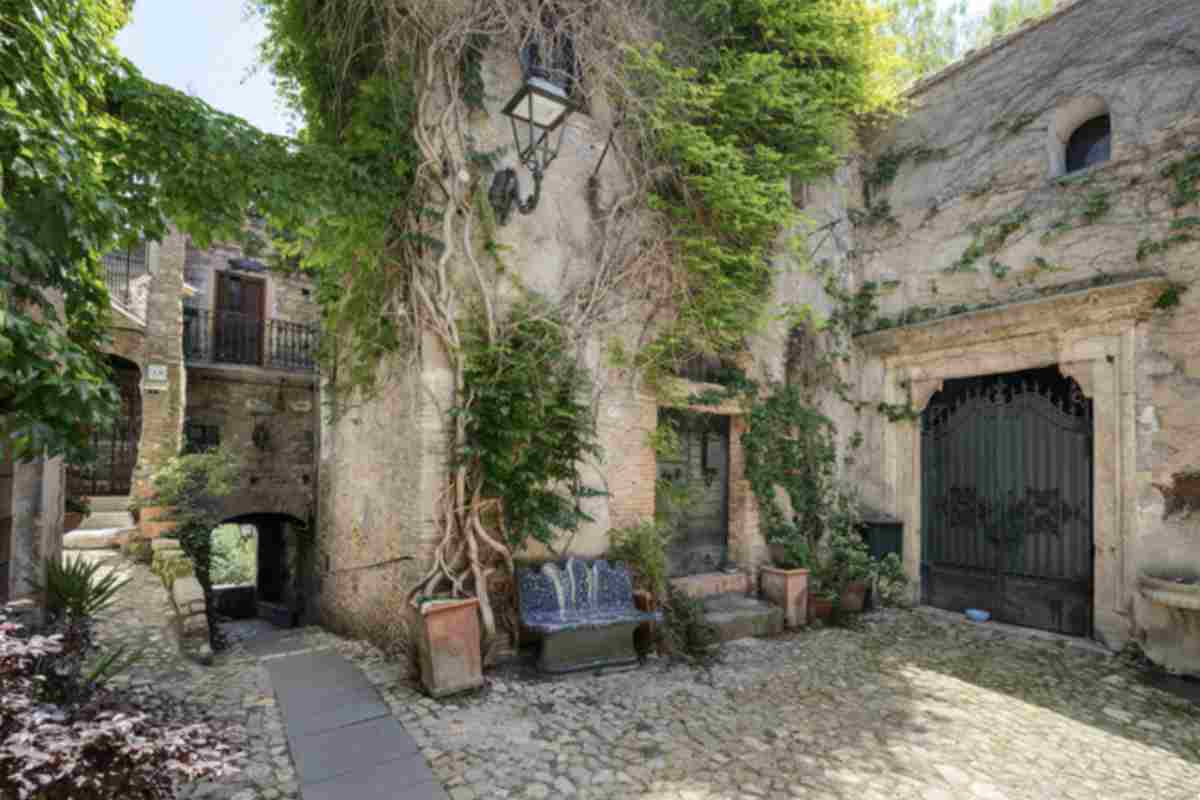 Questo paese, che si estende su un territorio di quasi 30 km² tra la Via Flaminia e la Via Tiberina, è una testimonianza vivente di epoche lontane