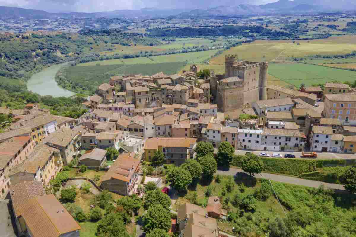Questo paese, che si estende su un territorio di quasi 30 km² tra la Via Flaminia e la Via Tiberina, è una testimonianza vivente di epoche lontane