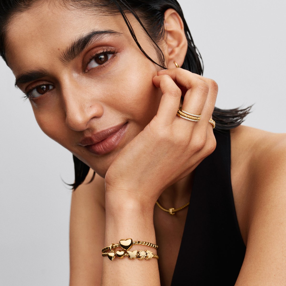 I nuovi gioielli Pandora Essence: bracciali e anelli abbinati. PH Credits: Pandora.