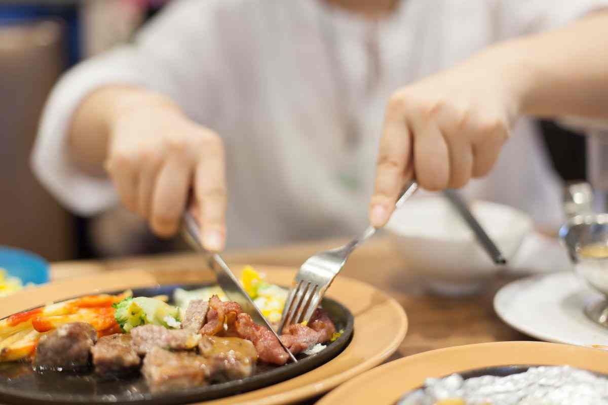 bruciare grassi: per dimagrire devi mangiare in questa fascia oraria