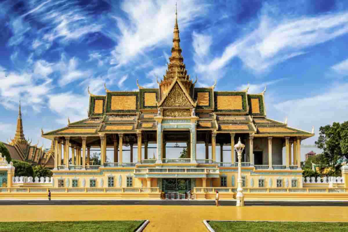 Il monarca thailandese, salito al trono nel 2016 dopo la morte del padre Bhumibol Adulyadej (Rama IX), vanta un impero economico