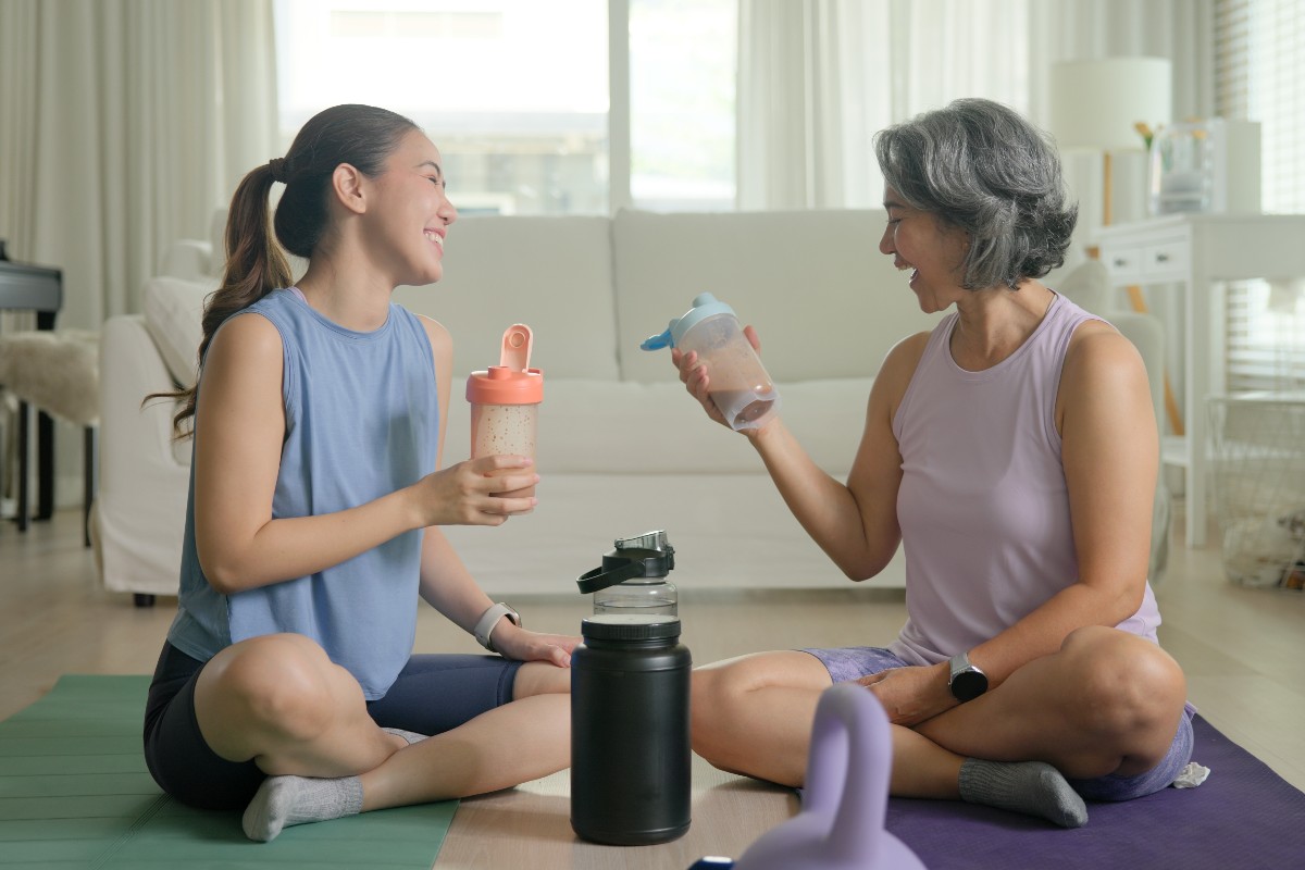 Mamma e figlia in un momento di pausa durante l'allenamento.