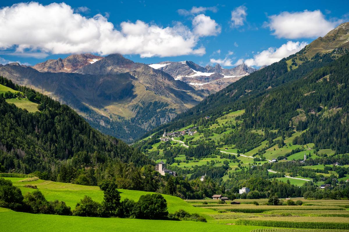 Panorama di Vipiteno tra le valli e le montagne dell'Alto Adige.