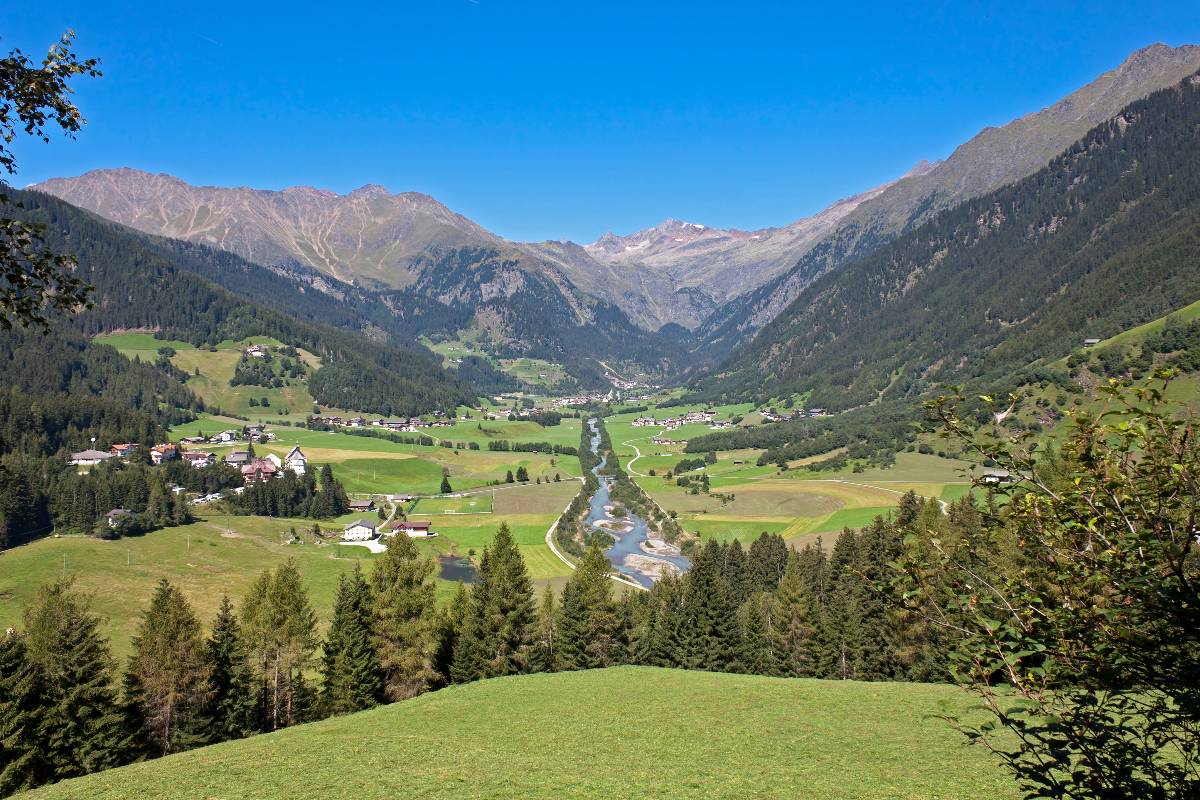 Inquadratura delle montagne dell'Alto Adige che sovrastano Vipiteno.