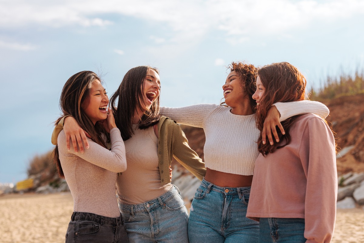 Gruppo di donne in un abbraccio collettivo.
