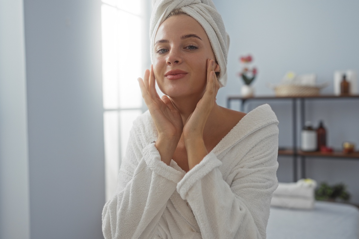 Ragazza intenta nella propria skincare routine.