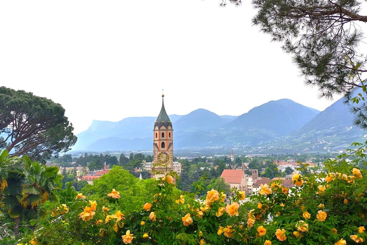 Veduta panoramica di Merano tra le montagne.
