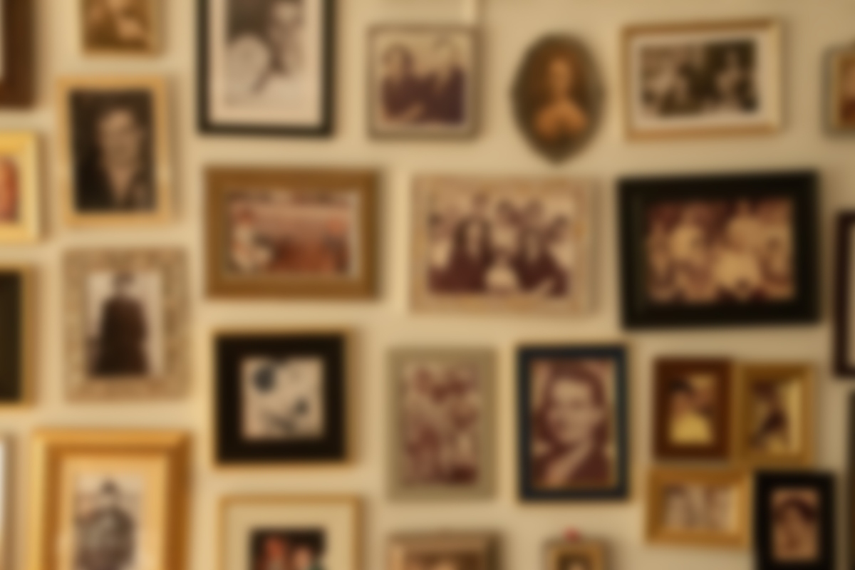 Parete con galleria di cornici di diverse dimensioni.