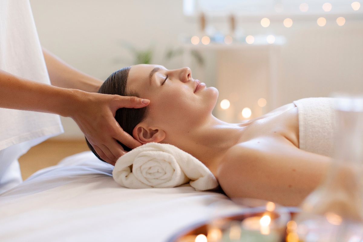Ragazza che riceve un massaggio in una spa.