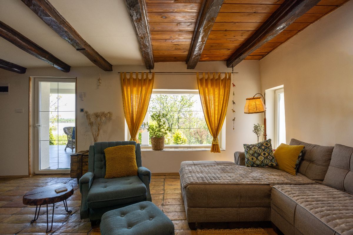 Arredamento da soggiorno in stile rustico con elementi in legno. Salotto moderno con arredamento in stile rustico.