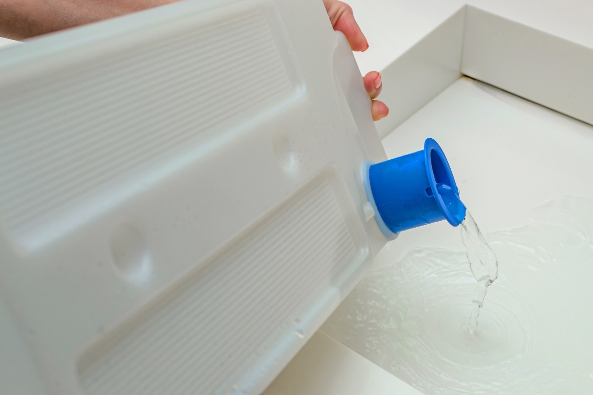 Svuotamento del serbatoio dell'acqua di un deumidificatore.